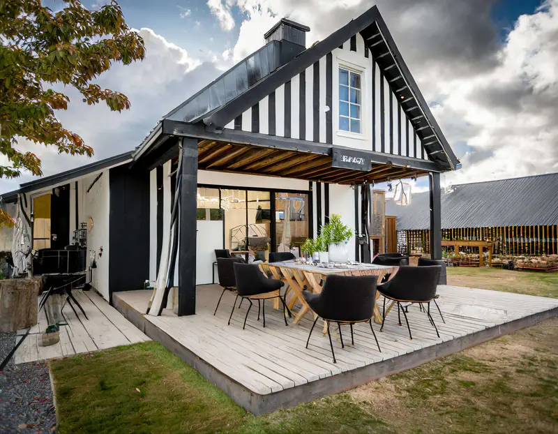 contemporary-black-white-barndominium-with-outdoor-entertainment-space