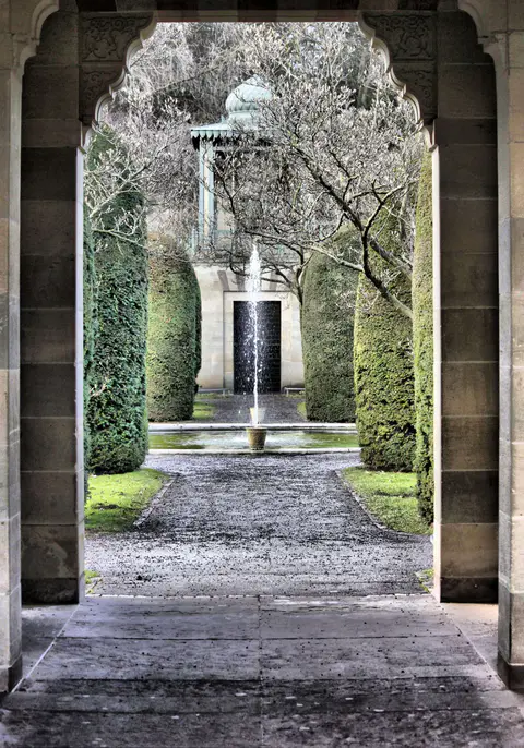 walkway-leading-towards-fountain