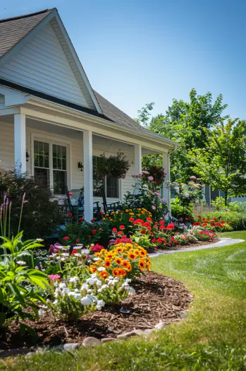 mulch house garden edge